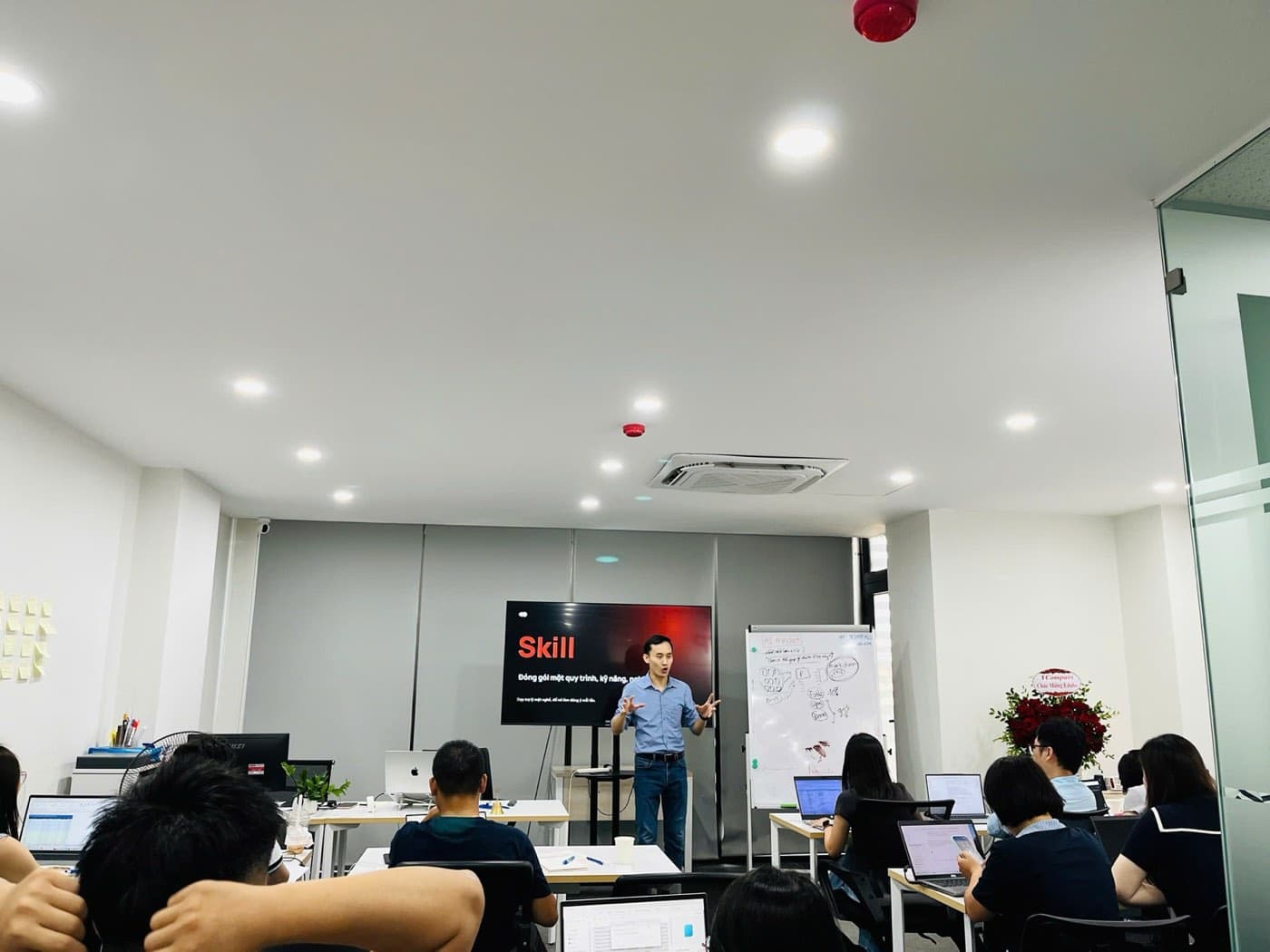 Đỗ Thành Công giảng phần Skillset trước lớp AI Mindset K01