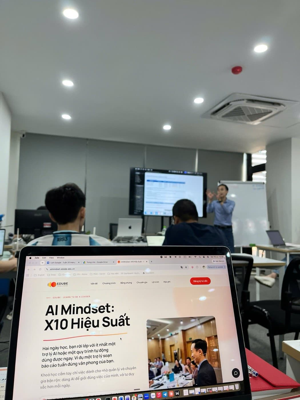 Học viên K01 mở tài liệu khoá học trong giờ thực hành