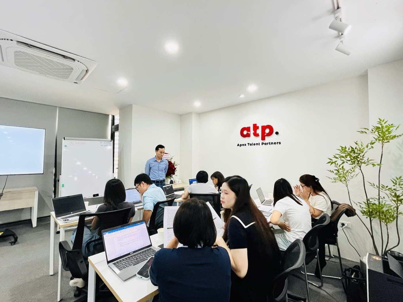 Học viên lớp AI Mindset K01 thực hành trên laptop tại lớp