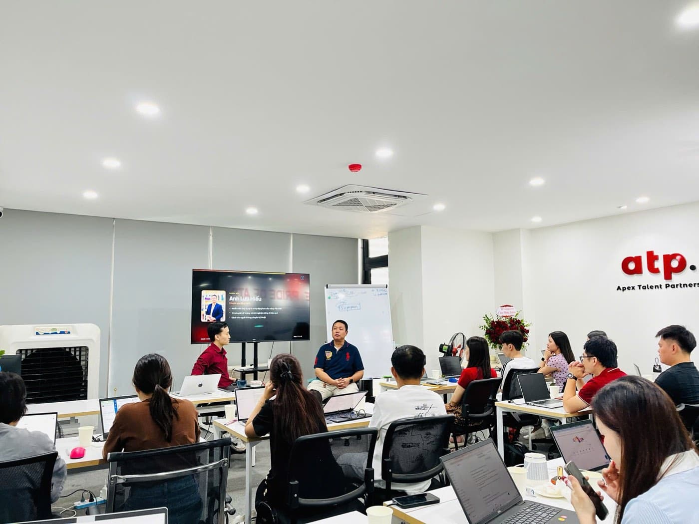 Toàn cảnh lớp AI Mindset K01 trong phần chia sẻ của khách mời