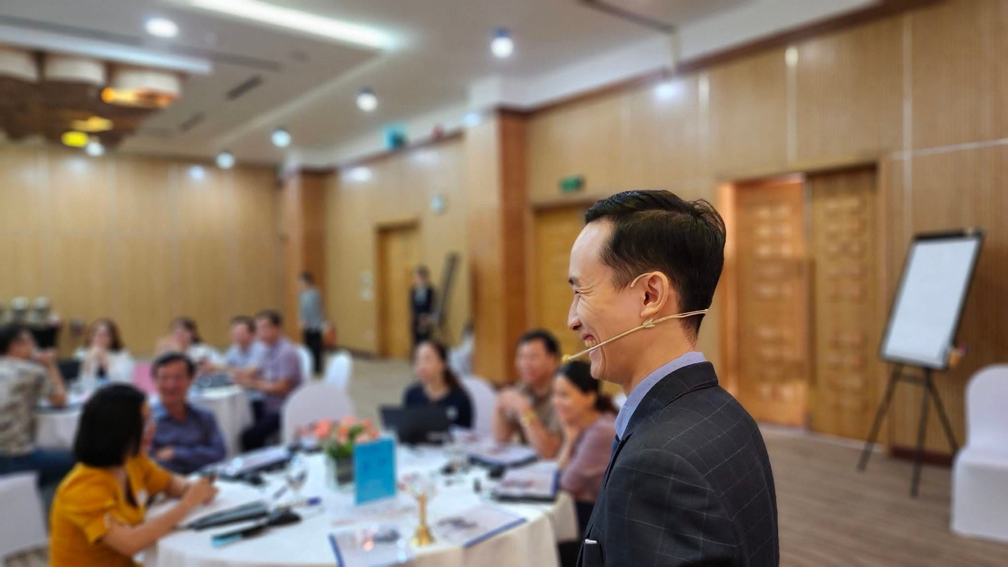 Đỗ Thành Công đang giảng một lớp học thật